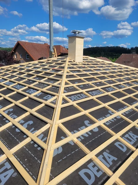 Dachlattung an einem Steildach mit Schornstein