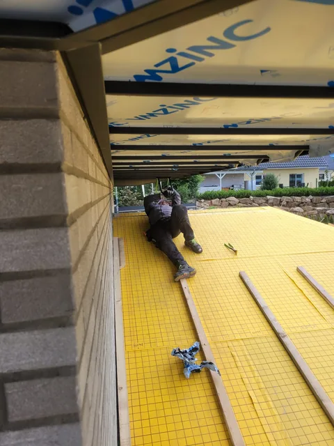 Dachfläche mit verlegten Platten während der Arbeiten