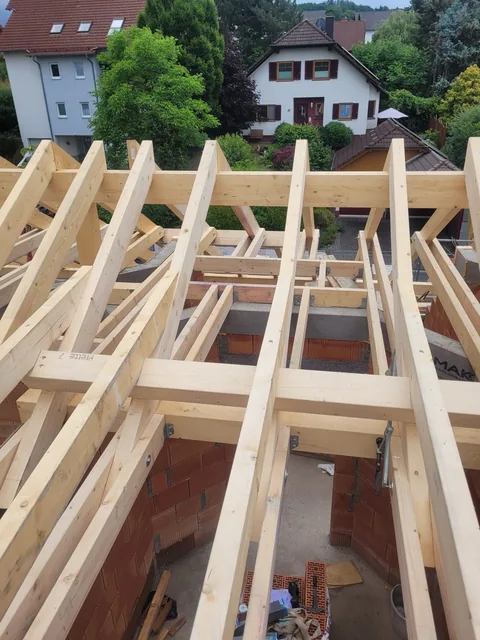 Offene Dachkonstruktion mit Holzsparren