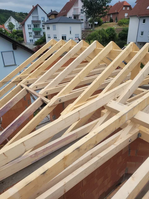 Holzsparren einer Dachkonstruktion von oben