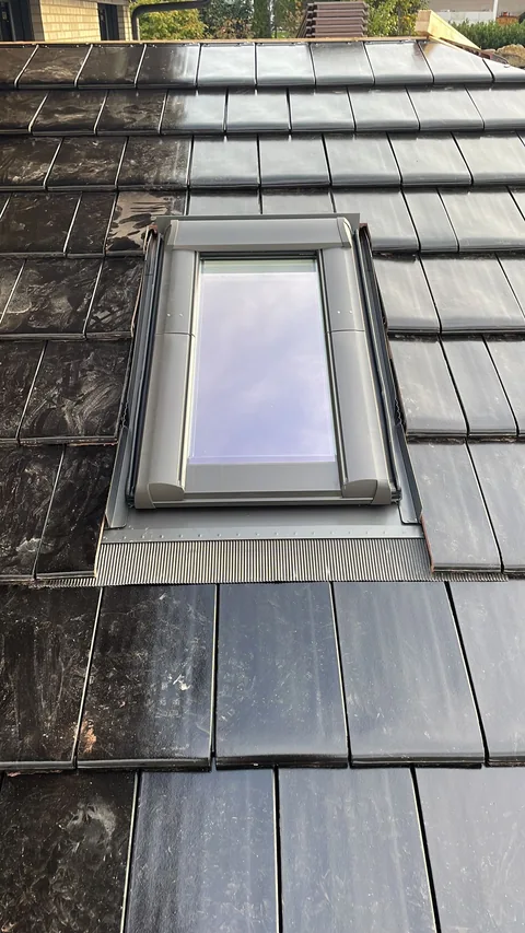 Dachfenster von außen in einer dunklen Dacheindeckung