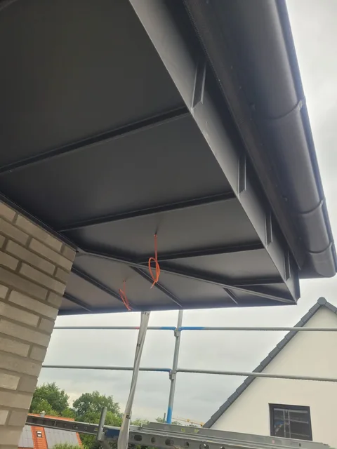 Metallverkleideter Dachüberstand an einer Hausfassade