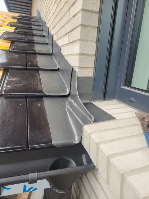 Blechanschluss zwischen Dachfläche und Hauswand