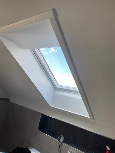 Eingebautes Dachfenster mit heller Innenverkleidung