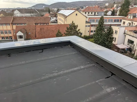 Flachdach mit umlaufender Randabdeckung